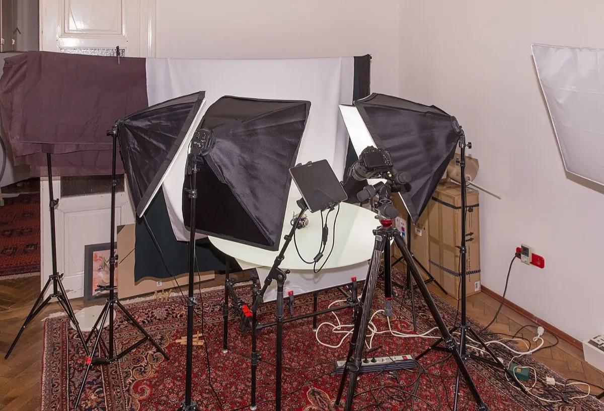 Góc chụp ảnh sản phẩm tại nhà với hai đèn softbox, phông trắng và chân máy